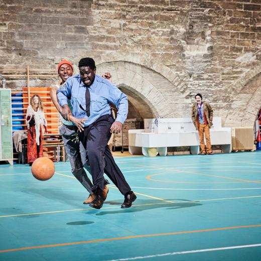 WELFARE  D'apres Frederick Wiseman, Traduction Marie-Pierre Duhamel Muller, Mise en scene Julie Deliquet, Adaptation scenique Julie Andre, Julie Deliquet, Florence Seyvos, Collaboration artistique Anne Barbot, Pascale Fournier Scenographie Julie Deliquet, Zoe Pautet Lumiere Vyara Stefanova, Musique Thibault Perriard Costumes Julie Scobeltzine, Marionnette Carole Allemand, Decors Francois Salle, Bertrand Sombsthay, Wilfrid Dulouart, Frederic Gillmann, Anouk Savoy, Ateliers du Theatre Gerard Philipe Centre dramatique national de Saint-Denis.  Avec Julie Andre, Astrid Bayiha, Eric Charon, Salif Cisse, Aleksandra de Cizancourt, Evelyne Didi, Olivier Faliez, Vincent Garanger, Zakariya Gouram, Nama Keita, Mexianu Medenou, Marie Payen, Agnes Ramy, David Seigneur et Thibault Perriard (musicien).