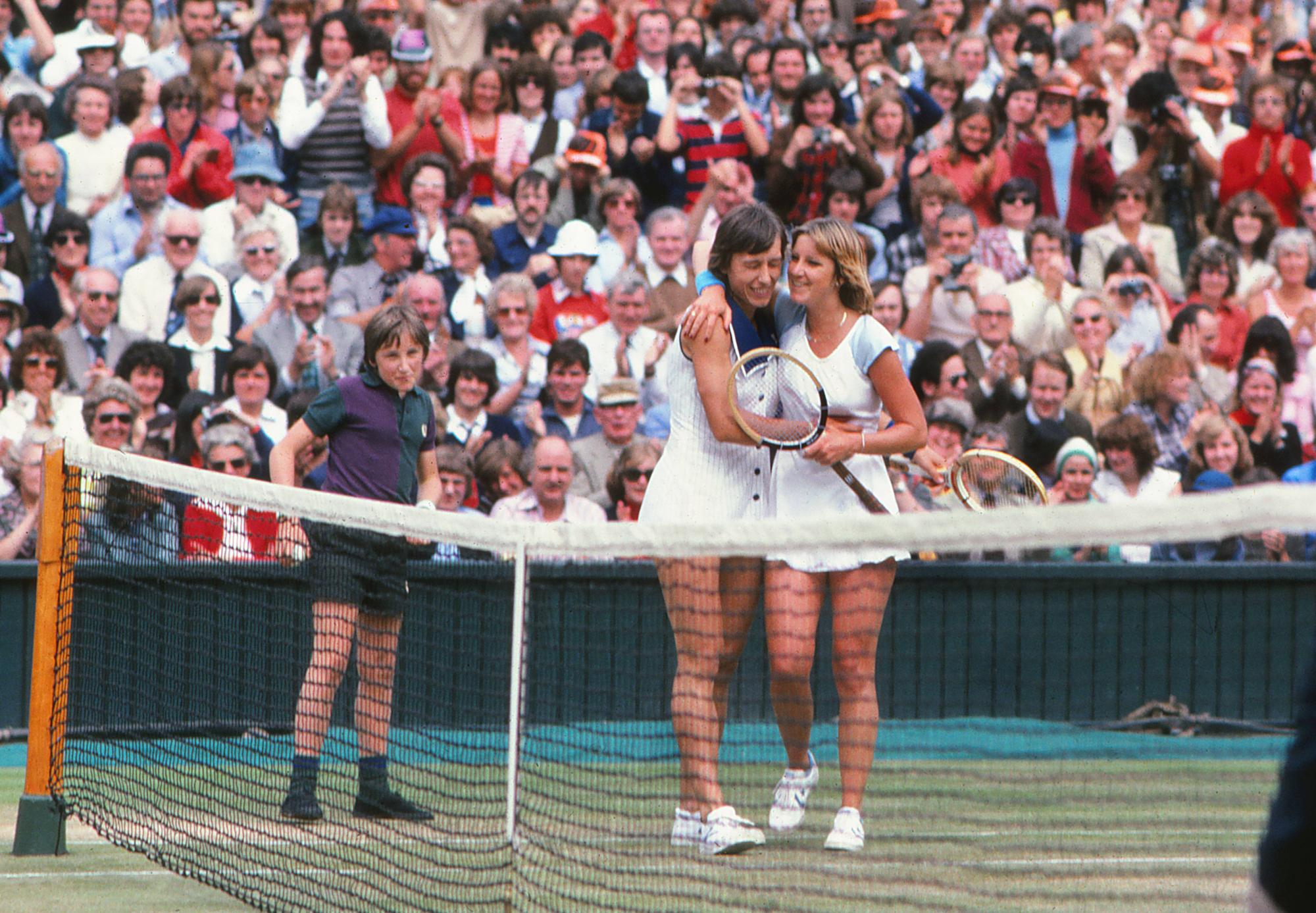 Bildnummer: 08086324 Datum: 20.06.1978 Copyright: imago/Colorsport Tennis : Womens Final - Wimbledon tennis Championships 1978. Martina Navratilova (Winner) is congratulated by Chris Evert at the net. PUBLICATIONxINxGERxSUIxAUTxHUNxPOLxUSAxONLY ; Tennis All England Championships London Wimbledon x0x xsk 1978 quer Aufmacher Image number 08086324 date 20 06 1978 Copyright imago Color Sports Tennis Women\u0026#39;s Final Wimbledon Tennis Championships 1978 Martina Navratilova WINNER is congratulated by Chris Evert AT The Net PUBLICATIONxINxGERxSUIxAUTxHUNxPOLxUSAxONLY Tennis All England Championships London Wimbledon x0x xsk 1978 horizontal Highlight