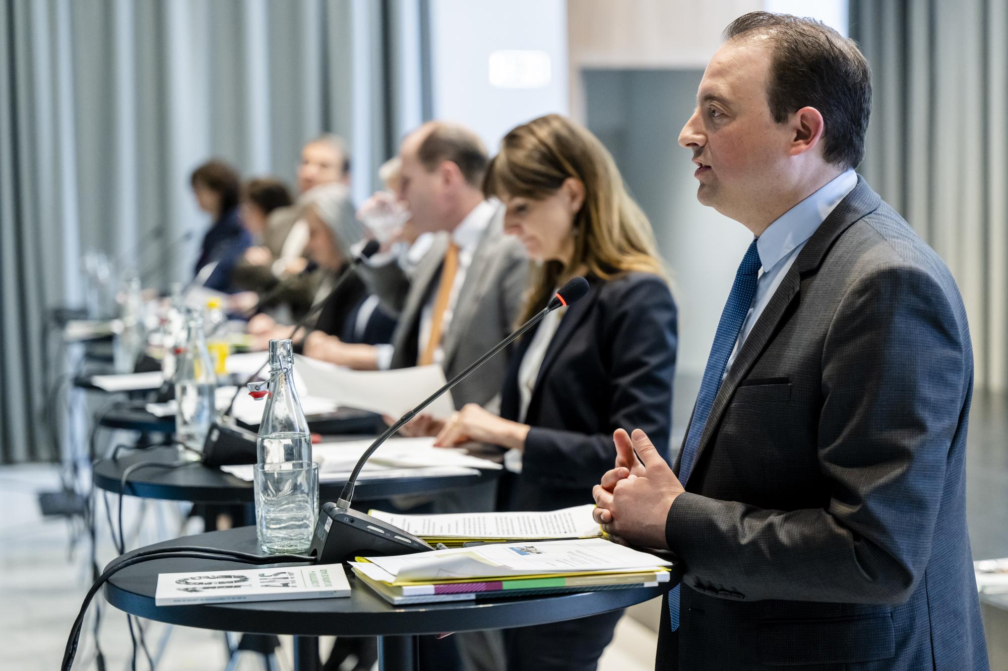 Aurelien Buffat, droite, chancelier d'Etat vaudois, parle a cote des membres du Gouvernement vaudois, avec de gauche a droite, Christelle Luisier, Cesla Amarelle, Pascal Broulis, Nuria Gorrite, Beatrice Metraux, Philippe Leuba et Rebecca Ruiz, lors d'une conférence de presse sur le bilan de la legislature 2017-2022 du Conseil d'Etat du canton de Vaud le mercredi 2 mars 2022 a Lausanne. (KEYSTONE/Jean-Christophe Bott)