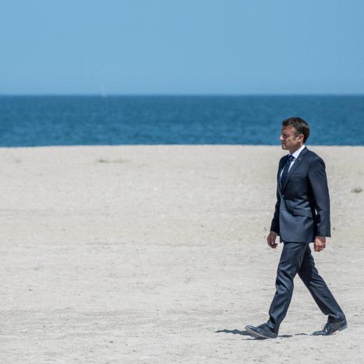 Emmanuel Macron vendredi à Ouistreham pour l'hommage à Léon Gautier, dernier Français vivant du débarquement de Normandie, décédé quelques jours plus tôt.