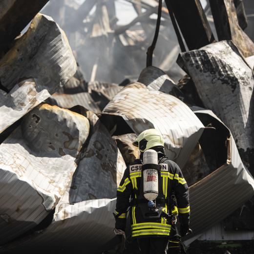 A fire devastated an industrial hall in Vétroz (VS) on Thursday evening and was brought under control on Friday morning, 07. July 2023. More than 140 firefighters have been mobilized and no one has been injured. (KEYSTONE/LOUIS DASSELBORNE)
