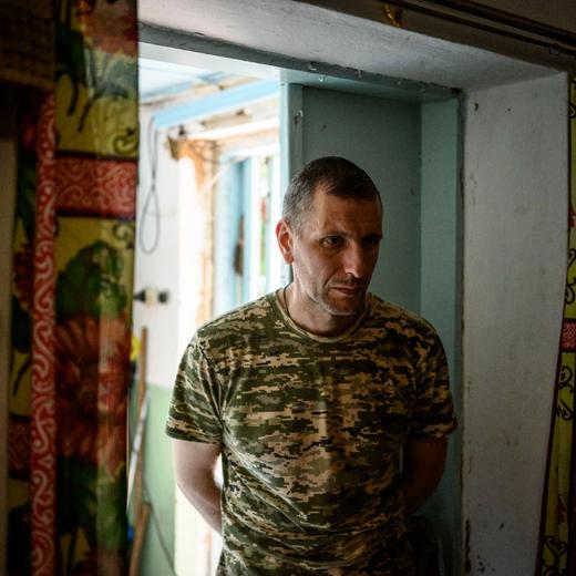 Ukraine, Oblast de Zaporijia, 1 juillet 2023  A droite le militaire Gaulois, 41 ans. Avant-guerre il était directeur dans une entreprise chimique. Ici durant une pause dans une maison à 15 kilomètres de la 1er ligne de front. Guillaume Herbaut / Agence VU