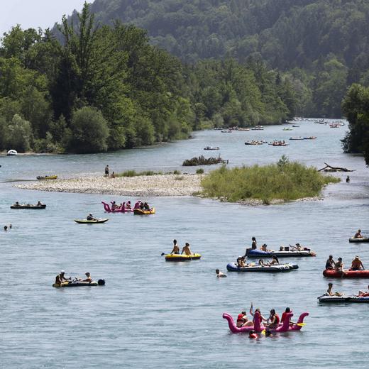 Des canots pneumatiques naviguent sur l'Aar près de Rubigen, le samedi 18 juin 2022.