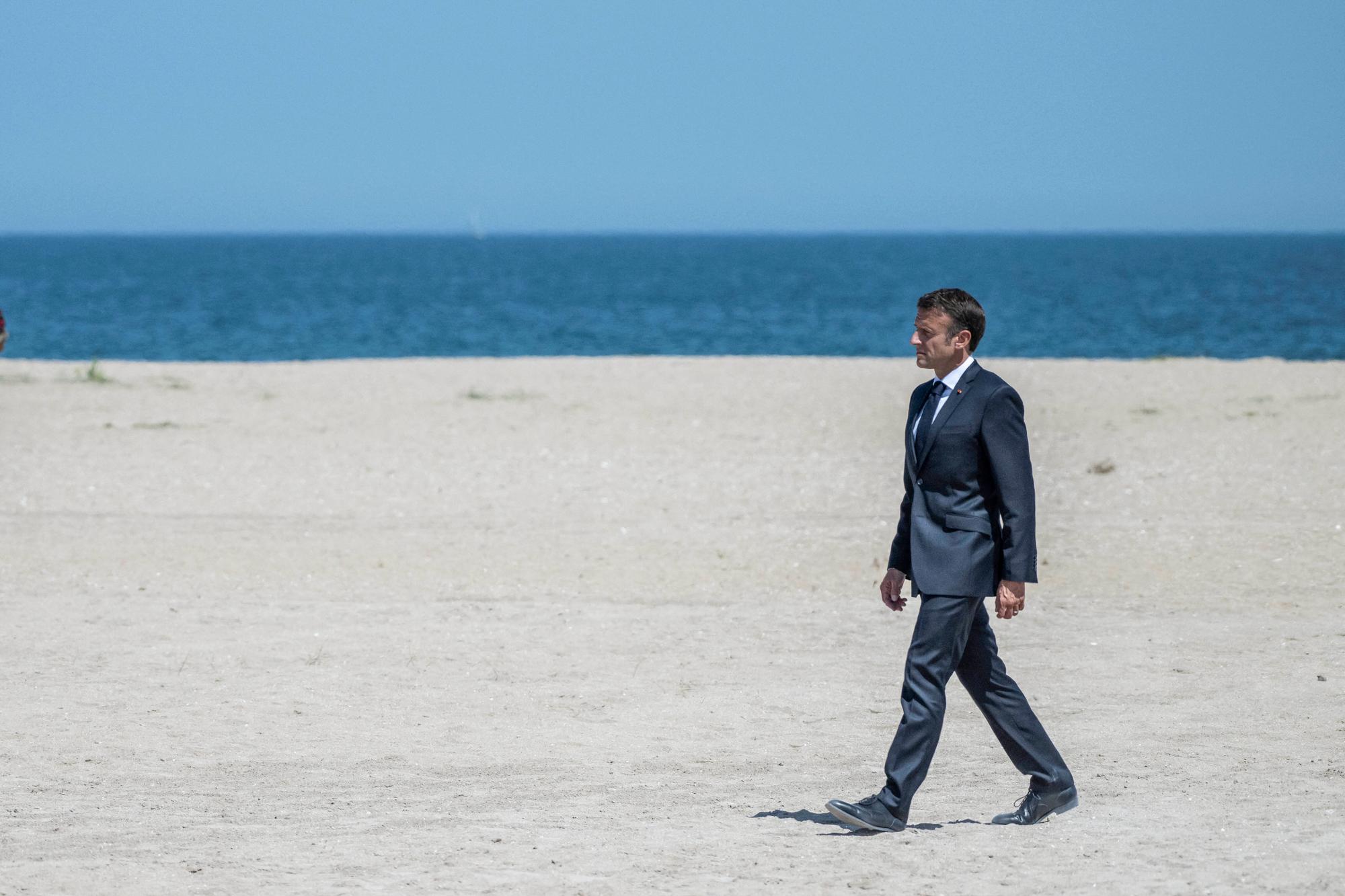 Emmanuel Macron vendredi à Ouistreham pour l'hommage à Léon Gautier, dernier Français vivant du débarquement de Normandie, décédé quelques jours plus tôt.