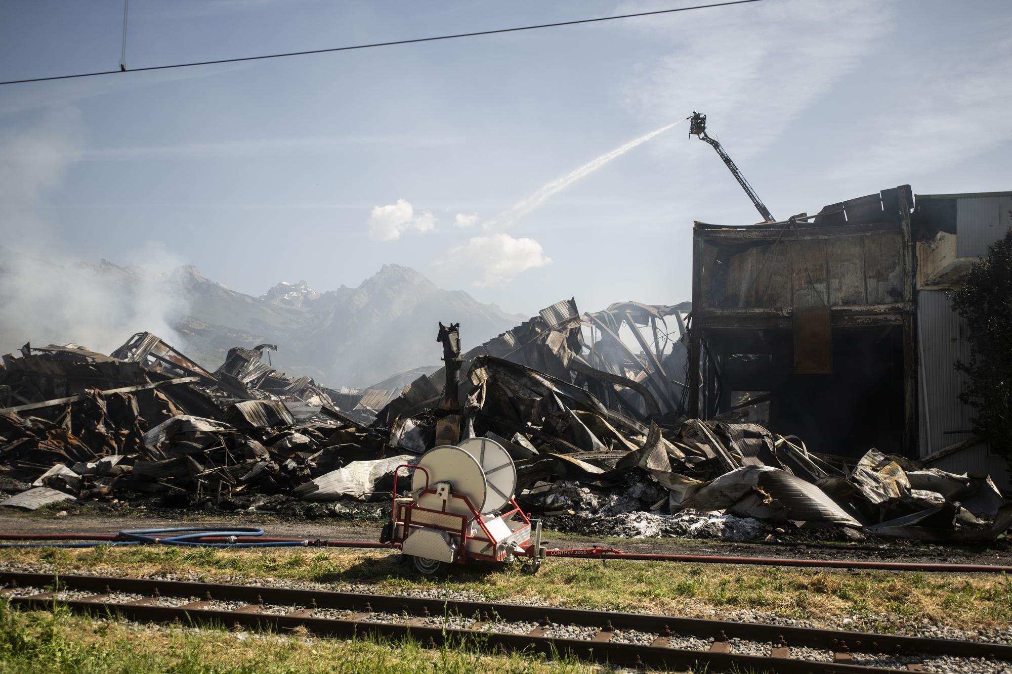La halle industrielle a été complètement détruite par les flammes.