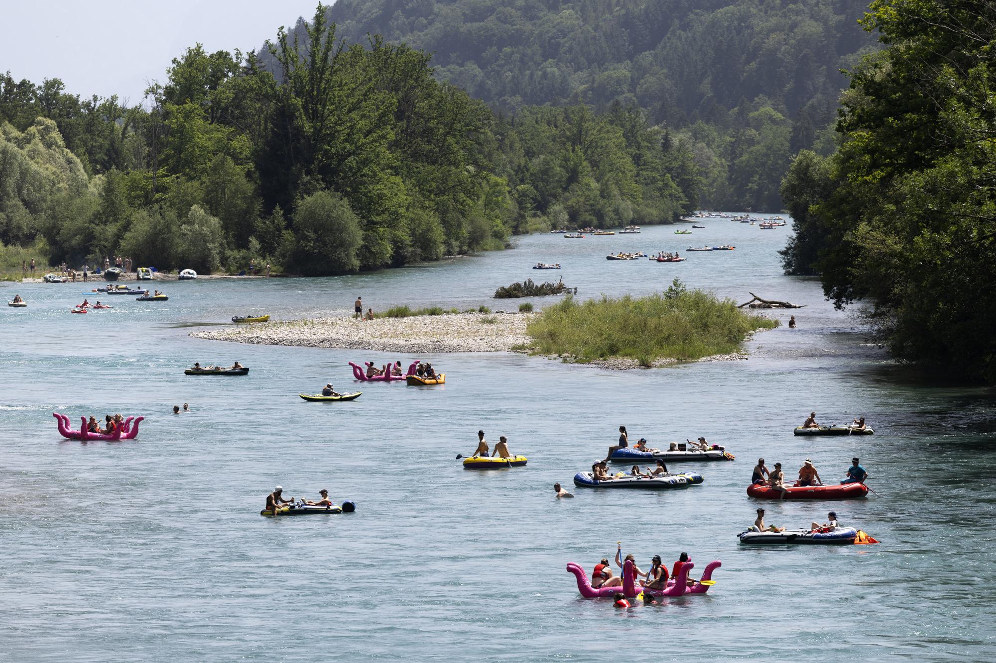 Des canots pneumatiques naviguent sur l'Aar près de Rubigen, le samedi 18 juin 2022.