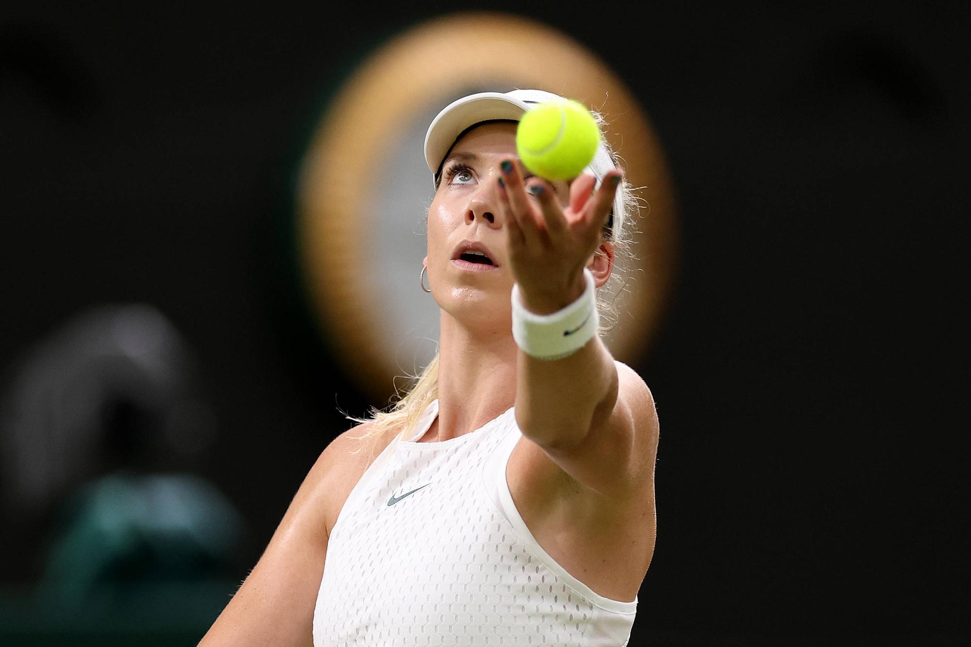 8th July 2023 All England Lawn Tennis and Croquet Club, London, England: Wimbledon Tennis Tournament Katie Boulter serves to Elena Rybakina PUBLICATIONxNOTxINxUK ActionPlus12528994 ShaunxBrooks