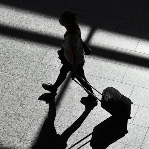Reisende auf dem Flughafen Zuerich in Kloten am Samstag, 10. Juli 2021. Am Wochenende beginnen in weiten Teilen der Schweiz die Sommerferien. (KEYSTONE/Walter Bi