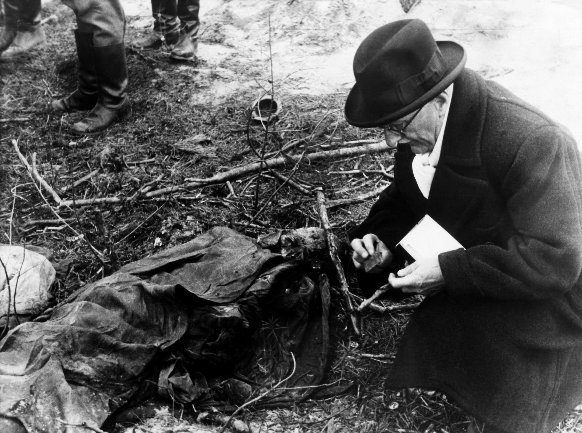 (Eingeschränkte Rechte für bestimmte redaktionelle Kunden in Deutschland. Limited rights for specific editorial clients in Germany.) 2.World War, Soviet Union, Katyn massacre 1940: exhumation of corpses by a german guided investigation commission: Professor Neville Geneva) - member of the international observer commission - investigating personal belongings of one of the dead - 1943 - Photographer: Hanns Hubmann - Published by: 'Signal' russische Ausgabe 07/1943 Vintage property of ullstein bild (Photo by Hanns Hubmann/ullstein bild via Getty Images)