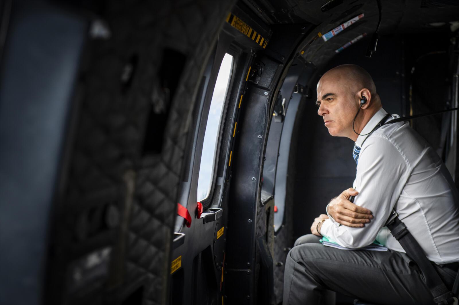 ARCHIV - ZUM ANGEKUENDIGTEN RUECKTRITT VON ALAIN BERSET STELLEN WIR IHNEN FOLGENDES BILDMATERIAL ZUR VERFUEGUNG - Bundesrat Alain Berset blickt aus einem Super Puma Helikopter der Schweizer Armee auf dem Flug von Bern-Belp ins Graubuenden, unterwegs zu einem Besuch im Kanton Graubuenden zur Situation in der Krise um die Pandemie des Coronavirus, Covid-19, am Montag, 20. April 2020. (KEYSTONE/Alessandro della Valle)