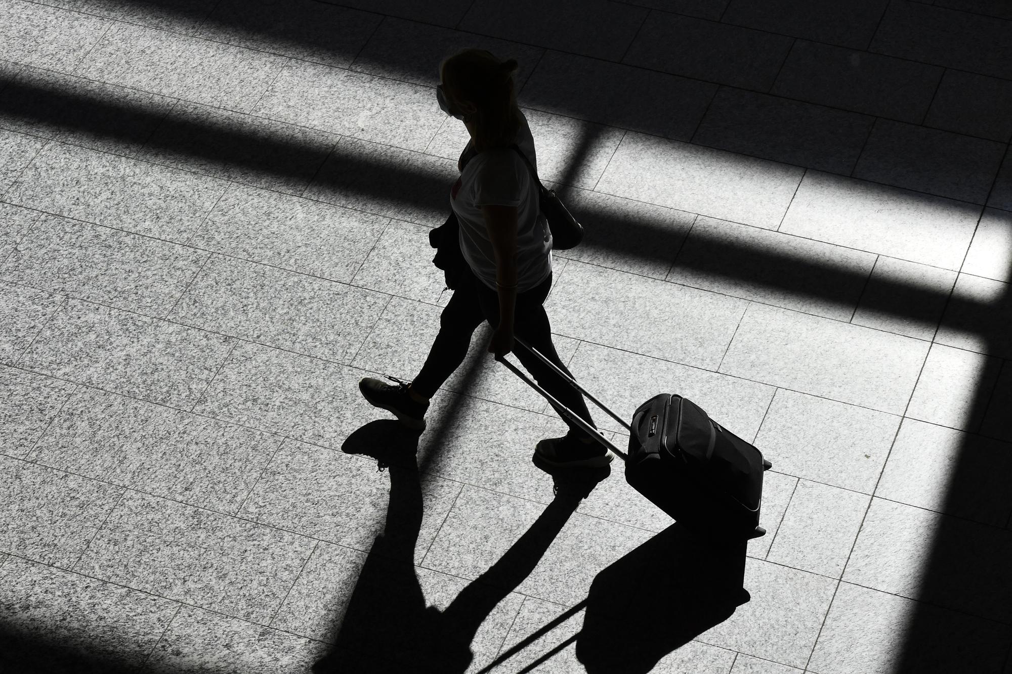 Reisende auf dem Flughafen Zuerich in Kloten am Samstag, 10. Juli 2021. Am Wochenende beginnen in weiten Teilen der Schweiz die Sommerferien. (KEYSTONE/Walter Bi