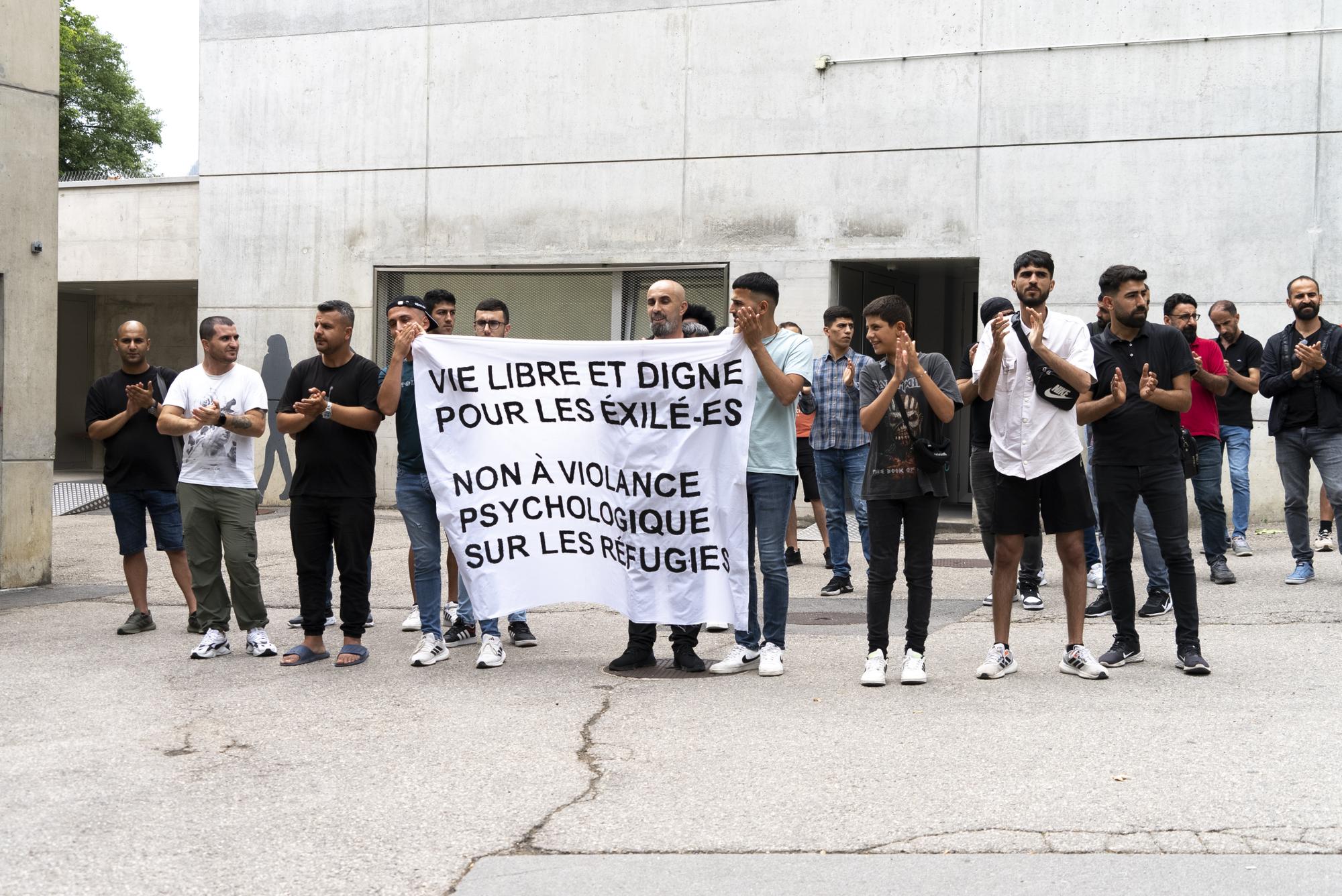 Des refugies venant principalement du Kurdistan et hebergees au centre d'asile de Vallorbe manifestent pour denoncer leurs conditions d'accueil ce mercredi 12 juillet 2023 devant le Centre d'enregistrement et de procedure federal d'asile de Vallorbe, CEP. (KEYSTONE/Laurent Merlet)