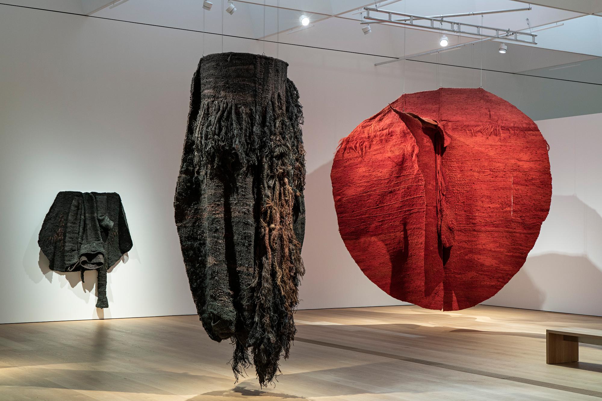 Trois «Abakans» de Magdalena Abakanowicz, dont «L'Abakan rouge» de 1969, dans l'exposition «Territoires textiles» au Musée cantonal des Beaux-Arts de Lausanne