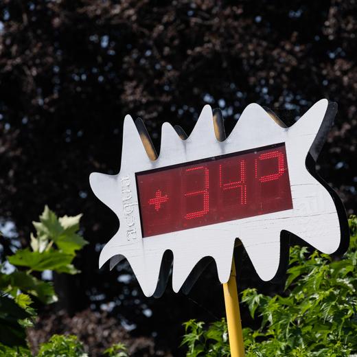 Das Thermometer zeigt 34 Grad an, am Samstag, 18. Juni 2022, in Lugano. Am Samstag hat die Schweiz den vierten Tag der Hitzewelle erlebt. (KEYSTONE/Ti-Press/Elia Bianchi)
