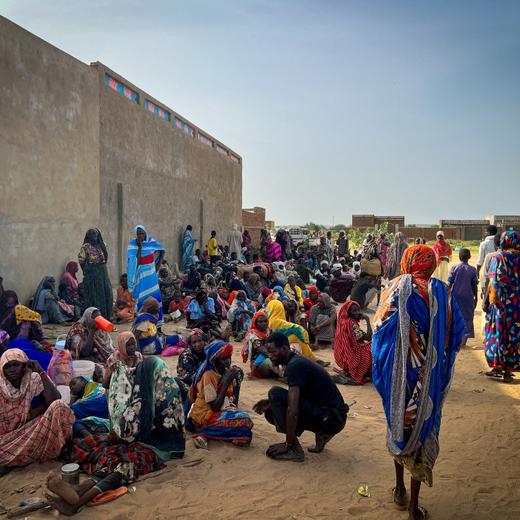 Des réfugiés soudanais cherchant de l'aide auprès de Médecins Sans Frontières (MSF)