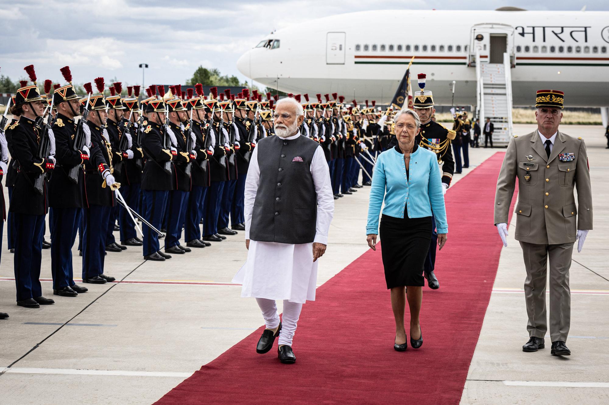 French PM Welcomes Her Indian Counterpart Narendra Modi - Paris French Prime Minister Elisabeth Borne welcomes India s Prime Minister Narendra Modi at the Orly airport in Orly, Paris suburb, France on July 13, 2023. Indian Prime Minister Narendra Modi begins a two-day visit to France on July 13, 2023 where he will attend the traditional Bastille Day military parade as guest of honour and discuss major new defence deals. Photo by Stephane Duprat/Pool/ABACAPRESS.COM Paris France PUBLICATIONxNOTxINxFRAxESPxUKxUSAxBELxPOL Copyright: xPool/ABACAx 860605_001 Pool/ABACAx 860605_001