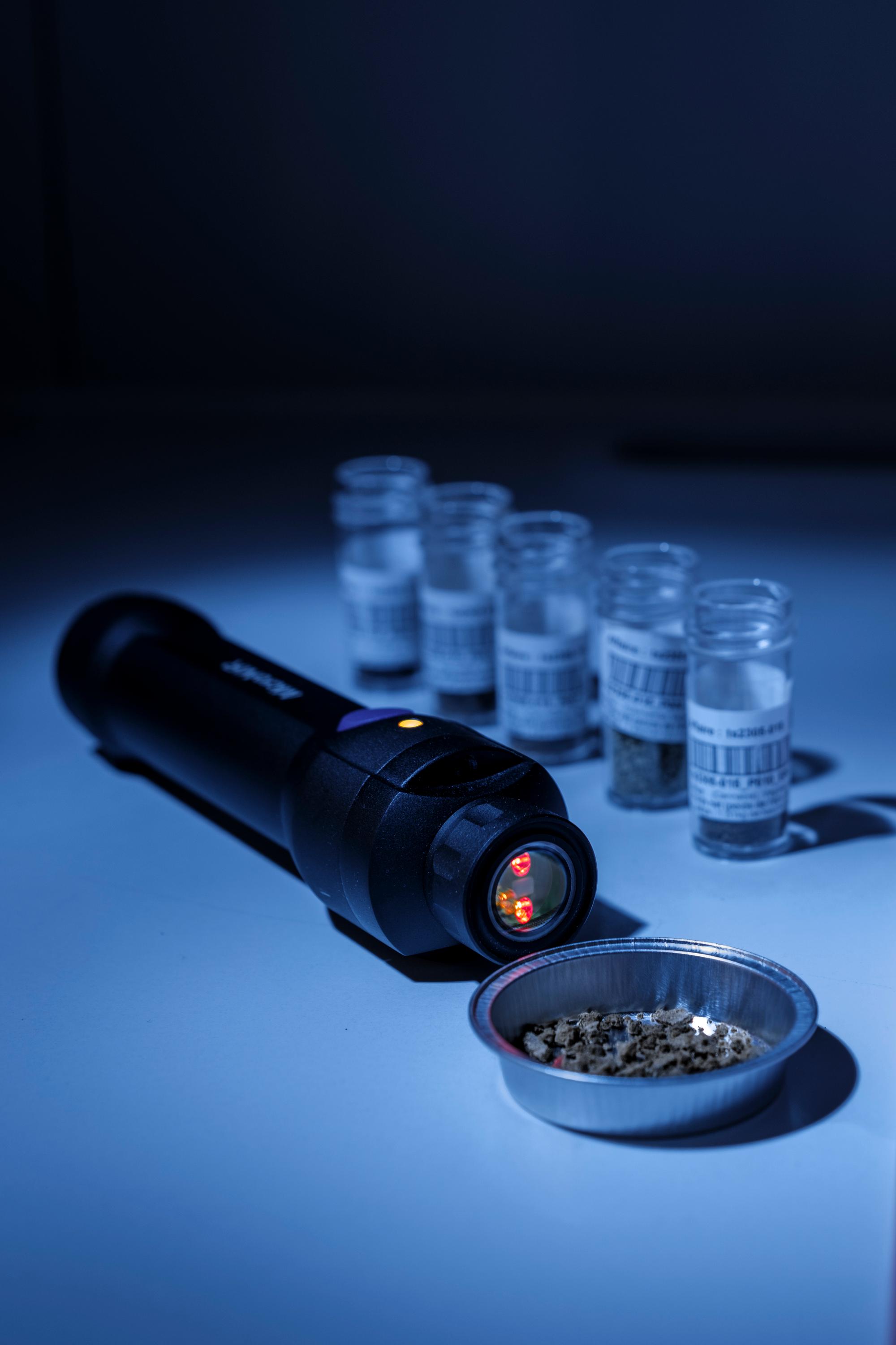 MicroNIR, système d'analyse de stupéfiants portable.  Techniques d'analyse des stupéfiants scientifique, Ecole des sciences criminelles, Université de Lausanne, Suisse, le 19 juin 2023.