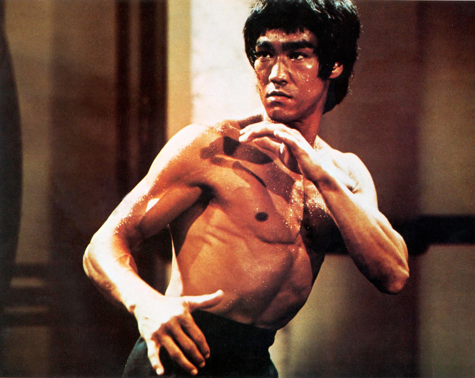 Bruce Lee sur le tournage de «Enter the Dragon» (Opération dragon) en 1973. L'acteur impose un nouveau type de musculature au cinéma, sans volume excessif, entièrement tournée vers la force et la vitesse.