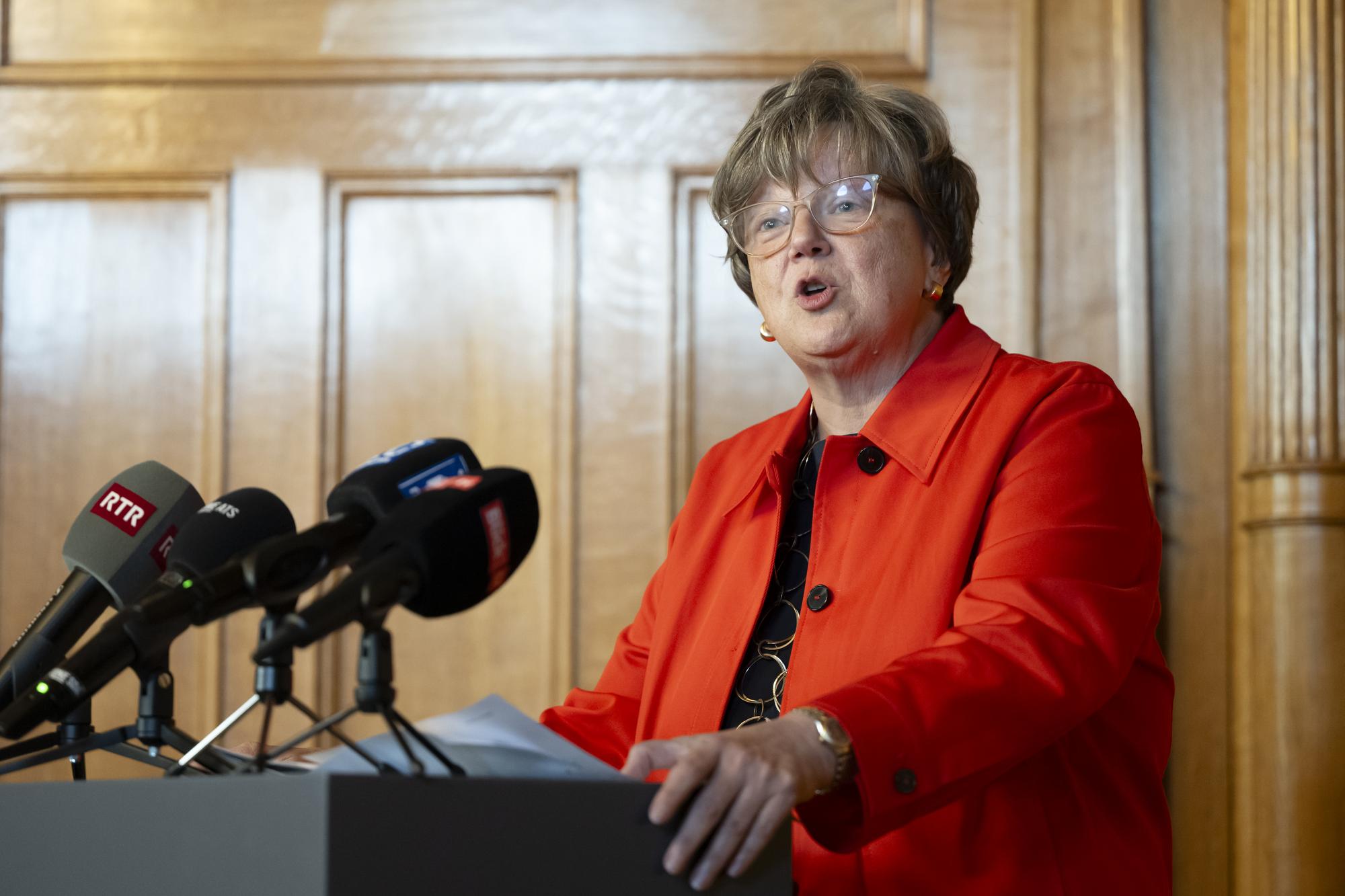 Staenderaetin Isabelle Chassot, Mitte-FR, und Praesidentin der parlamentarischen Untersuchungskommission (PUK), spricht waehrend einer Medienkonferenz ueber die Parlamentarische Untersuchungskommission (PUK) zur CS-Notfusion, am Donnerstag, 13. Juli 2023 im Zimmer 1, Bundeshaus, in Bern. (KEYSTONE/Anthony Anex)