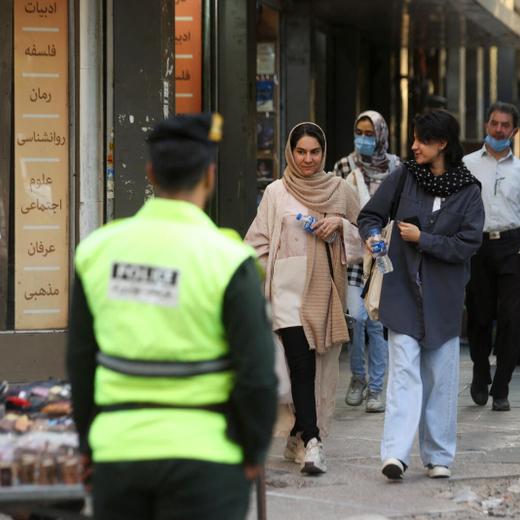Des femmes iraniennes marchent dans une rue de Téhéran, en Iran, 16 juillet 2023.