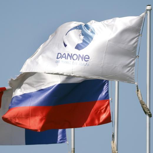 Des drapeaux flottent devant l'usine Danone à Chekhov, dans la région de Moscou, en Russie, le 17 juillet 2023