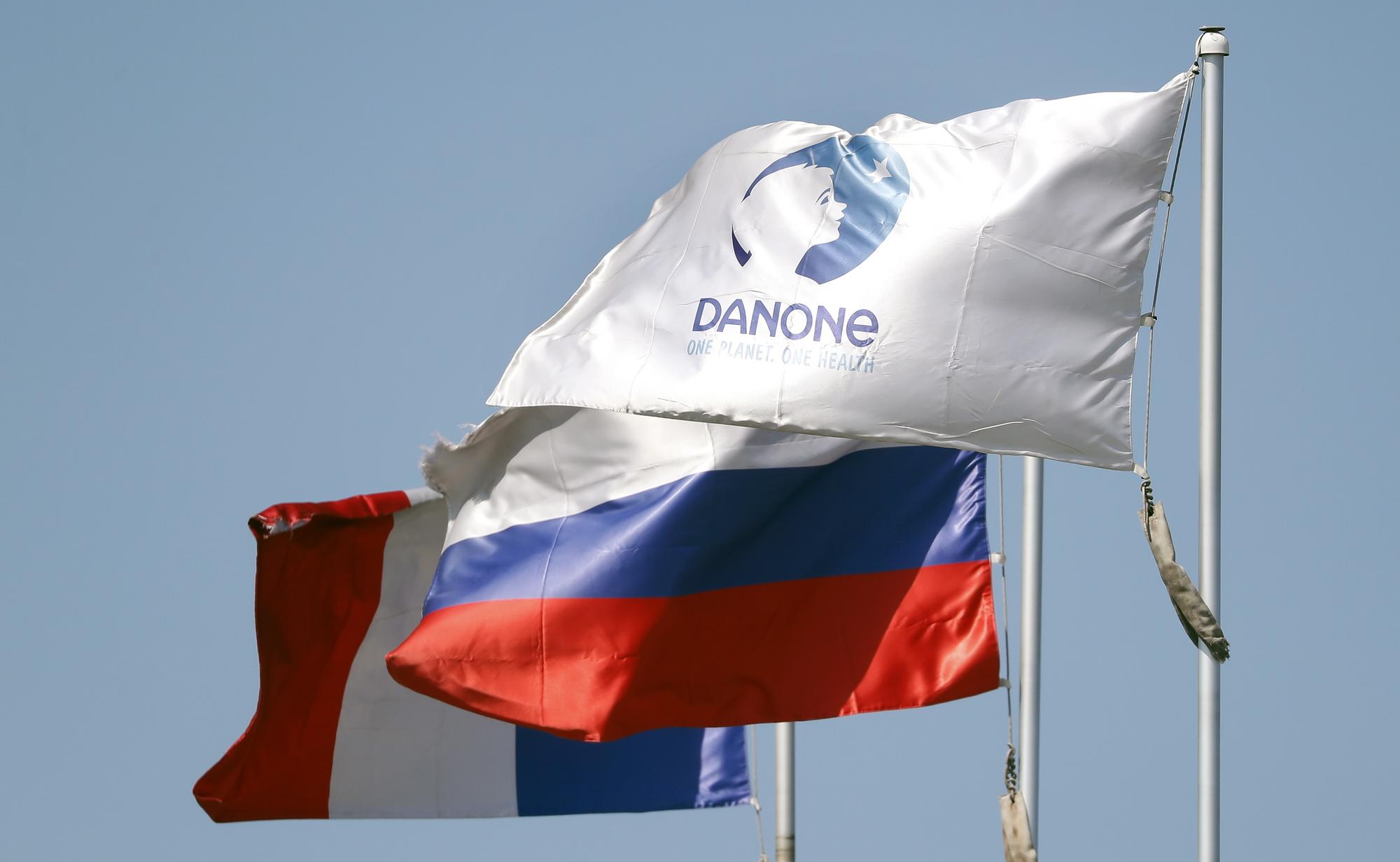 Des drapeaux flottent devant l'usine Danone à Chekhov, dans la région de Moscou, en Russie, le 17 juillet 2023