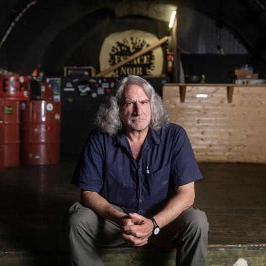 Sommerserie Via Berna. Bei den Anarchisten. Michel Nemitz im Kulturraum "Espace noir" am 14. Juni 2022 in St-Imier. Foto: Nicole Philipp/Tamedia AG