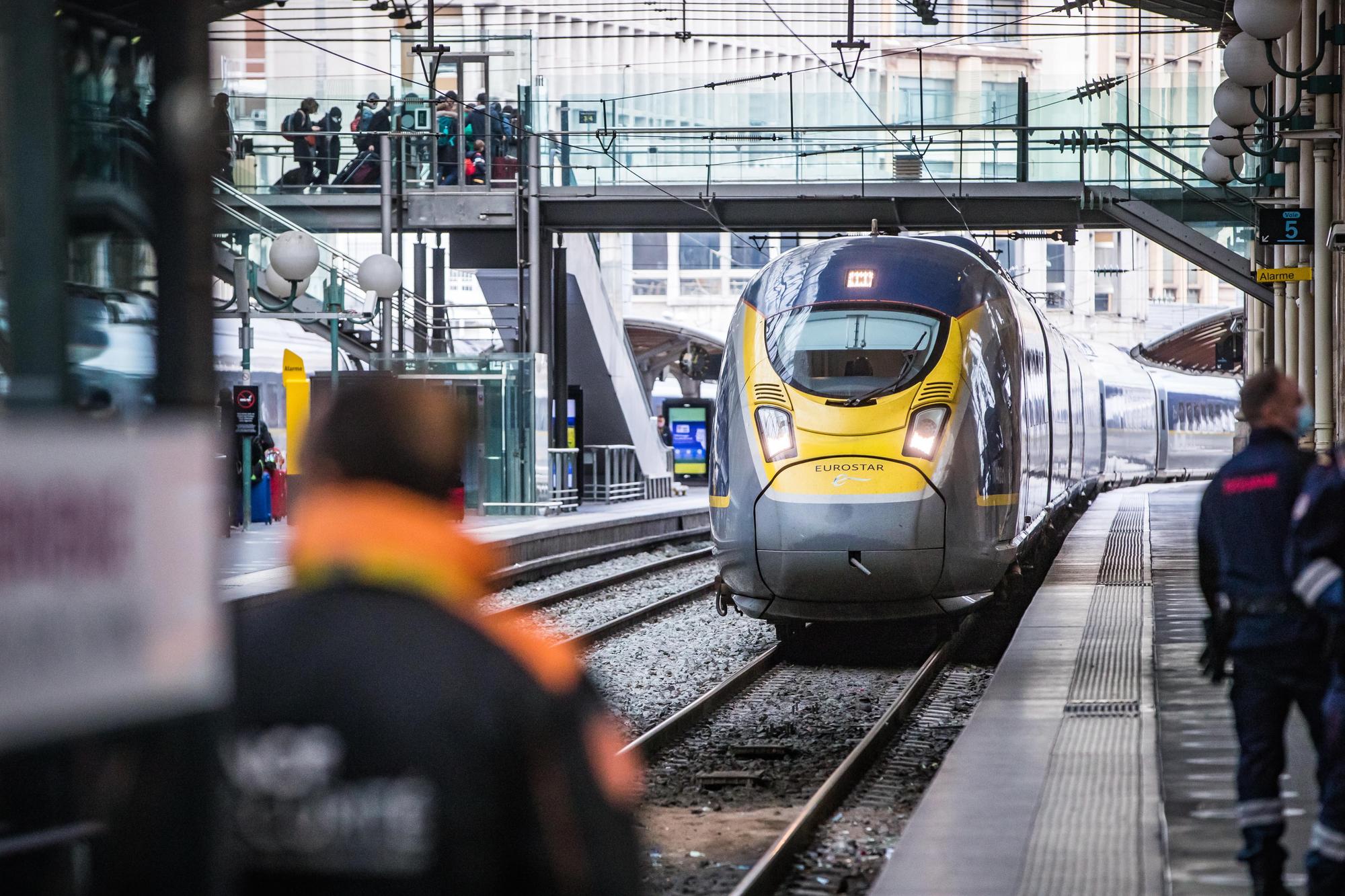 epa08914174 French customs officers wait for the arrival of the First post-Brexit Eurostar from London at the Eurostar terminal in Gare du Nord train station in Paris, France, 01 January 2021. Britain officialy left the European Union on 31 December 2020. EPA/CHRISTOPHE PETIT TESSON