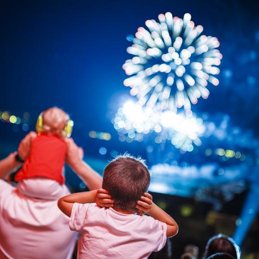 Un enfant se bouche les oreilles pendant le feu d'artifice du 1er Aout 2022 a Nyon.