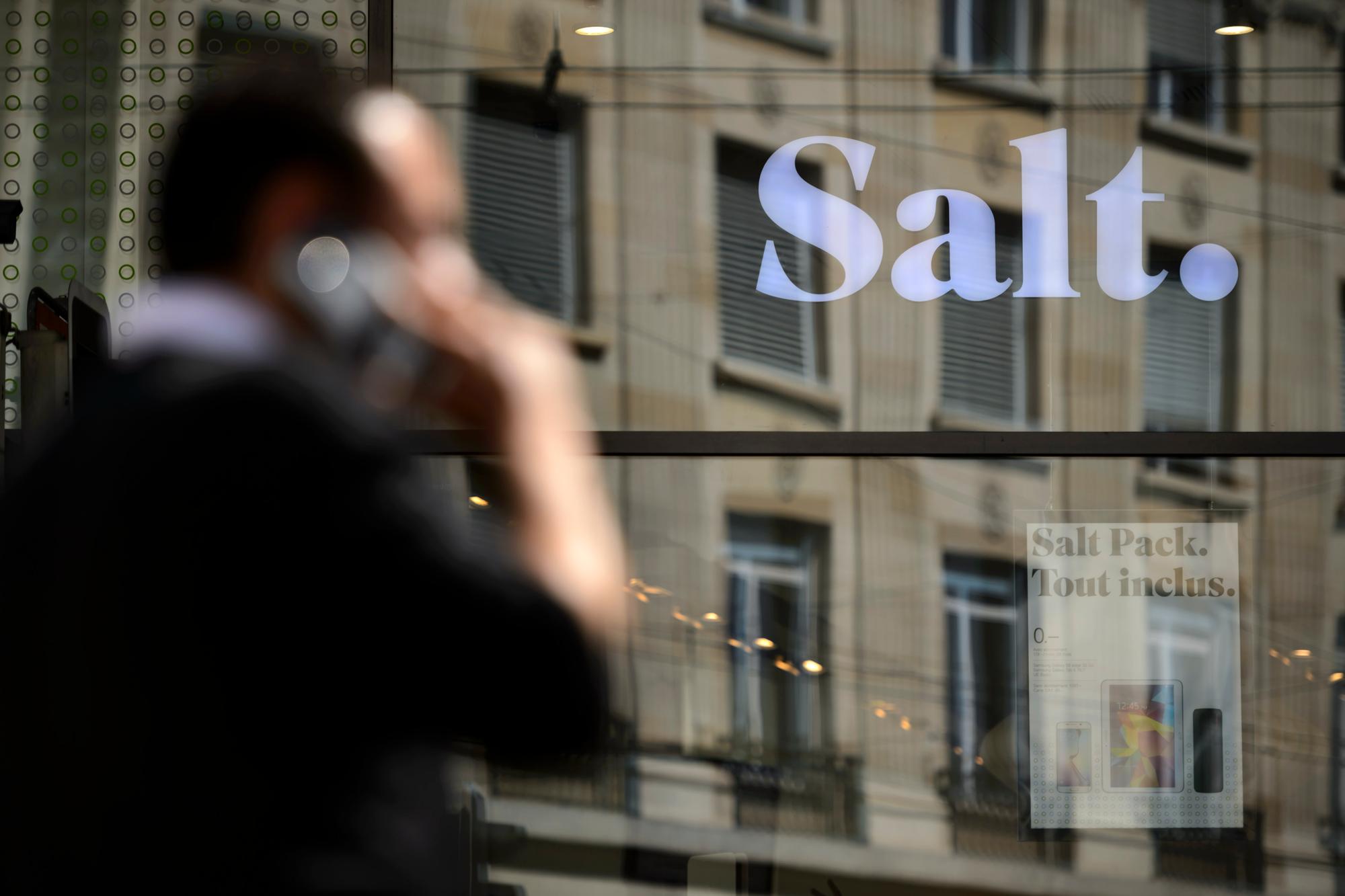 ZUM JAHRESERGEBNIS DES TELEKOMANBIETERS SALT STELLEN WIR IHNEN AM DONNERSTAG 7.APRIL 2016 FOLGENDES ARCHIVBILD ZUR VERFUEGUNG. SALT SCHLIESST DAS VERGANGENE JAHR MIT WENIGER UMSATZ UND BETRIEBSGEWINN AB. - L'enseigne, logo, Salt photographiee sur la facade d'un magasin de l'operateur telephonique Salt ce mercredi 13 mai 2015 a Lausanne. (KEYSTONE/Laurent Gillieron)