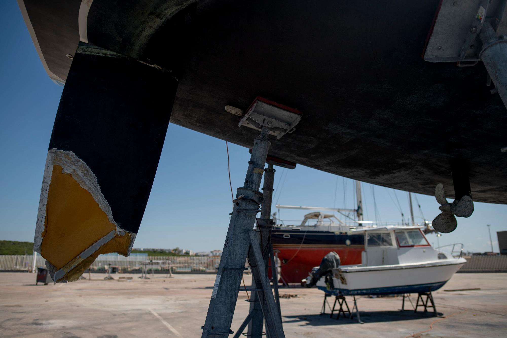 A picture taken on May 31, 2023 shows the rudder of a ship damaged by killer whales (Orcinus orca) while sailing in the Strait of Gibraltar and taken for repairs at the Pecci Shipyards in Barbate, near Cadiz, southern Spain. Groups of killer whales have rammed hundreds of small boats off the coast of Spain in recent years, in "terrifying" behaviour that has baffled scientists. The attacks began in 2020 and they have taken place mainly between Cadiz and the port of Tanger in northern Morocco near the Strait of Gibraltar. So far this year, Spain's coast guard has recorded 28 "interactions" between orcas and sailboats. (Photo by JORGE GUERRERO / AFP)