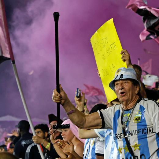 Des supporters de l'Inter Miami célèbrent la victoire de leur équipe après un coup franc victorieux de Lionel Messi, le vendredi 21 juillet, à Fort Lauderdale.