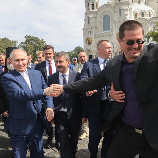 epa10763871 Russian President Vladimir Putin (3-L) and Belarusian President Alexander Lukashenko (2-L) during ommunicating with residents on the square near the Naval Cathedral of St Nicholas in Kronshtadt outside in St. Petersburg, Russia, 23 July 2023. Alexander Lukashenko is on working visit to Russia. EPA/ALEXANDER DEMYANCHUK / KREMLIN / POOL