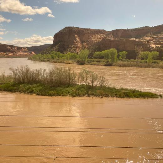 Le Colorado grossi par les précipitations du printemps le 12 mai 2023, non loin de Grand Junction. SIMON PETITE