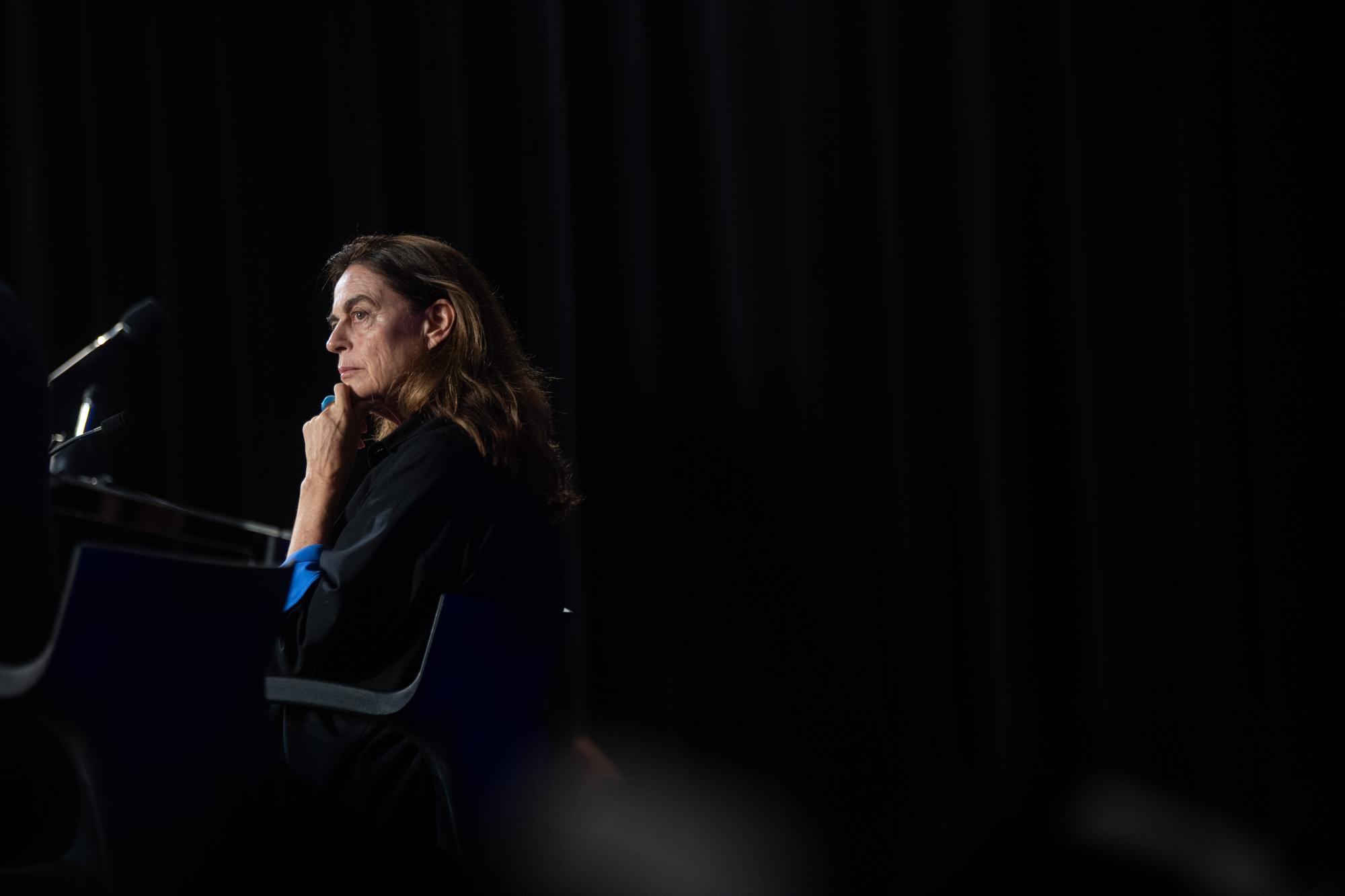 Die designierte Praesidentin des Locarno Film Festivals Maja Hoffmann anlaesslich einer Pressekonferenz, am Montag, 24. Juli 2023, in Locarno. Maja Hoffmann ist als neue Praesidentin des Locarno Film Festivals designiert und wird die Nachfolge von Marco Solari uebernehmen. Der scheidende Praesident Solari wird Hoffmann waehrend einer Uebergangszeit begleiten, welche nach der 76. Ausgabe des Festivals beginnt. (KEYSTONE/Ti-Press/Samuel Golay)