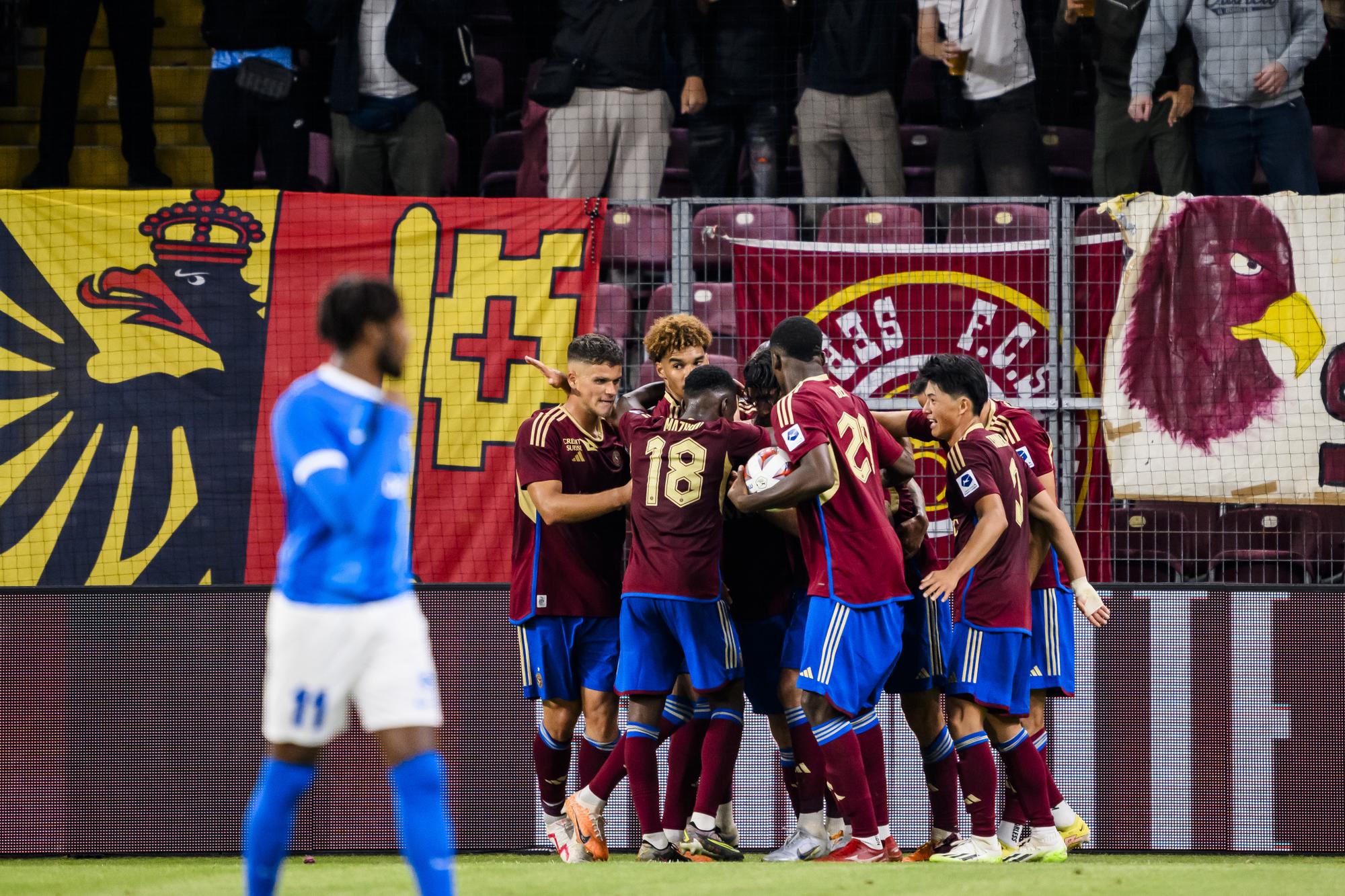 Servette's soccer players celebrate the 1:1 goal scoring by Servette's defender Steve Rouiller during the UEFA Champions League Second qualifying round first leg soccer match between Switzerland's Servette FC and Belgium's KRC Genk, at the Stade de Geneve stadium, in Geneva, Switzerland, Tuesday, July 25, 2023. (KEYSTONE/Laurent Gillieron)