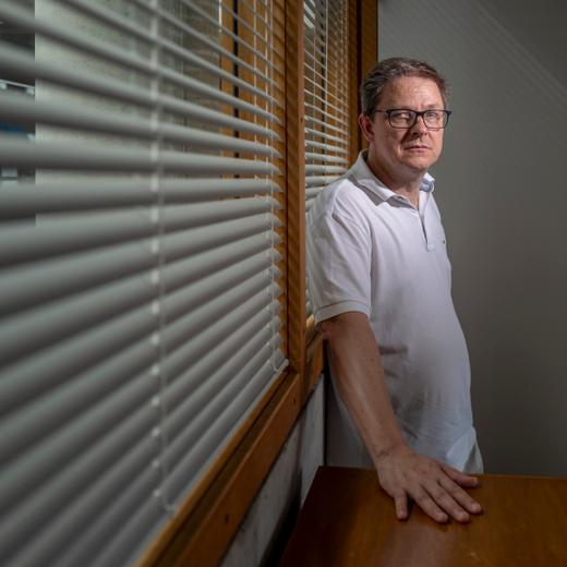 Christophe Champod, professeur en sciences criminelles, nous parle de l'utilisation des nouvelles techniques utilisées en police scientifique. Ecole des sciences criminelles, Université de Lausanne, Suisse, le 27 juin 2023.