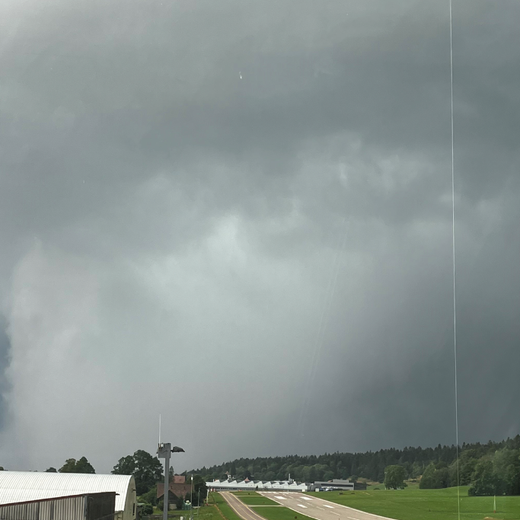 L'orage arrivant par l'ouest sur La Chaux-de-Fonds vu depuis l'aérodrome des Eplatures.