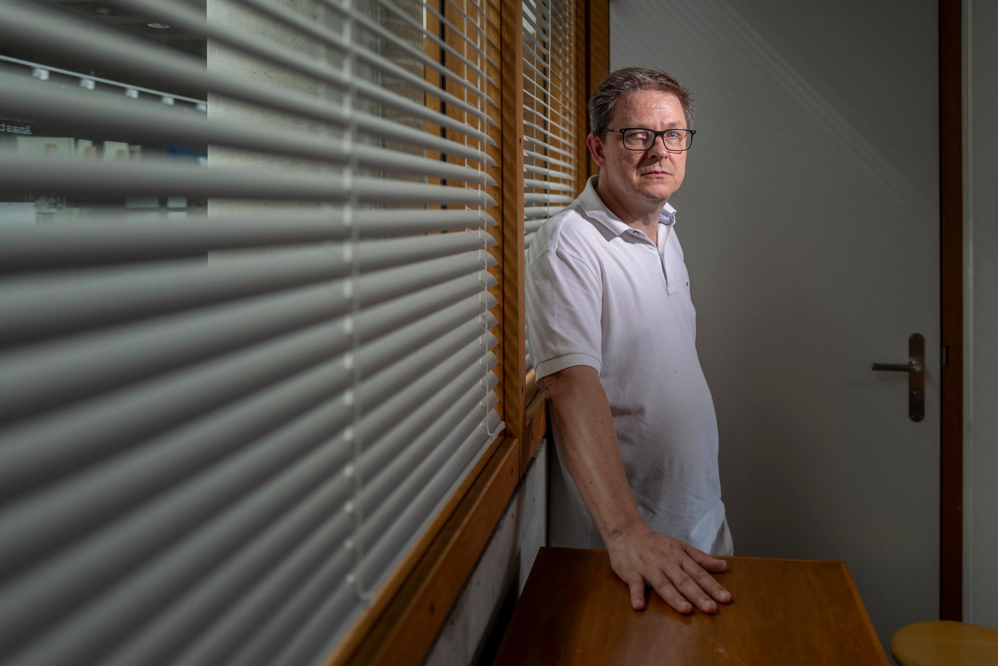 Christophe Champod, professeur en sciences criminelles, nous parle de l'utilisation des nouvelles techniques utilisées en police scientifique. Ecole des sciences criminelles, Université de Lausanne, Suisse, le 27 juin 2023.