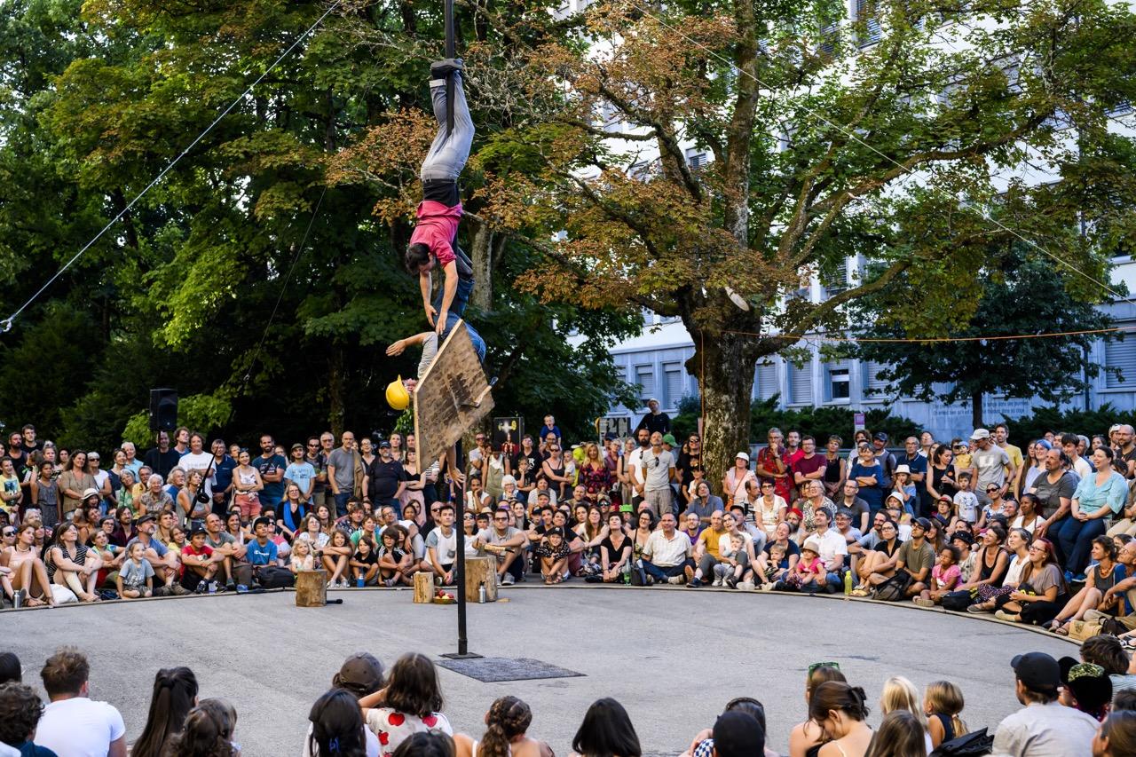Un spectacle de la compagnie «One Shot» lors de l'édition 2022. Les parcs, espaces scéniques du festival, sont aujourd'hui des lieux défigurés et dangereux.