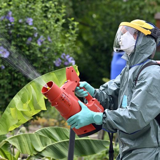 Insektizideinsatz gegen den Japankaefer in einem Garten in Kloten am Donnerstag, 27. Juli 2023. (KEYSTONE/Walter Bieri)
