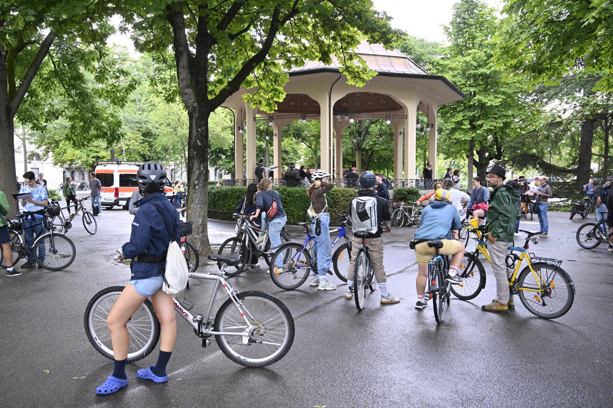Teilnehmer an der Velodemo Critical Mass auf dem Buerkliplatz in Zuerich am Freitag, 28. Juli 2023. Bei der Critical Mass fahren am letzten Freitag im Monat Hunderte Velos nebeneinander durch die Strassen. Es soll ausdruecklich keine Demonstration sein, sondern ein spontanes Verkehrsaufkommen. Behinderungen des motorisierten Verkehrs erfolgen bei vielen Teilnehmern zwangslaeufig. (KEYSTONE/Walter Bieri)