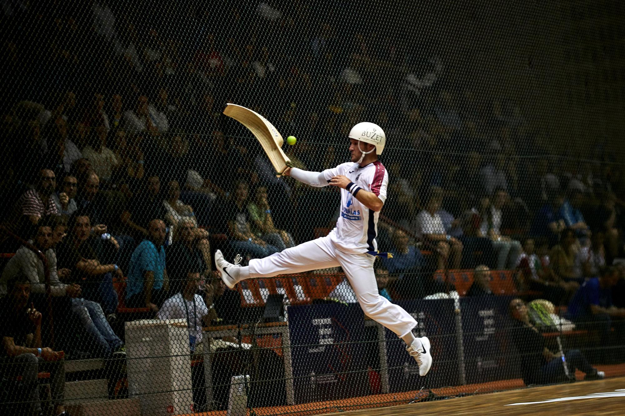 epa07098175 Patxi Tambourindeguy of France n action during a 'jai alai' match against Spain during Basque pelota World Cup in Barcelona, Catalonia, Spain, 16 October 2018. EPA/Alejandro Garcia