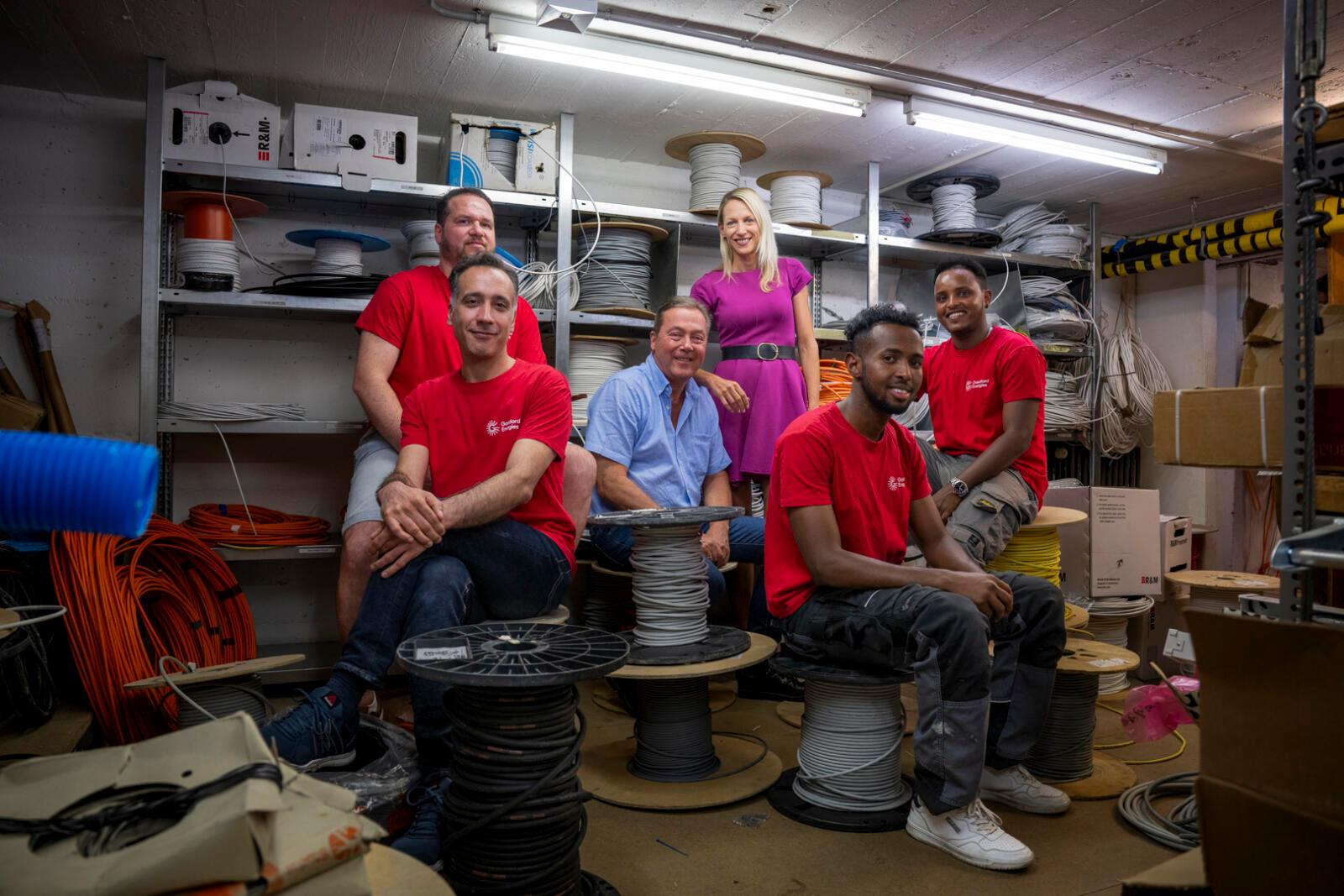 Guy Gaudard, député PLR vaudois forme des apprentis requérants d'asile. De G à D, Gonçalo, Ehtessham, Guy Gaudard et sa fille Aurore, Mohamed et Semere dans l'atelier de l'entreprise. Eddy Mottaz / Le Temps
