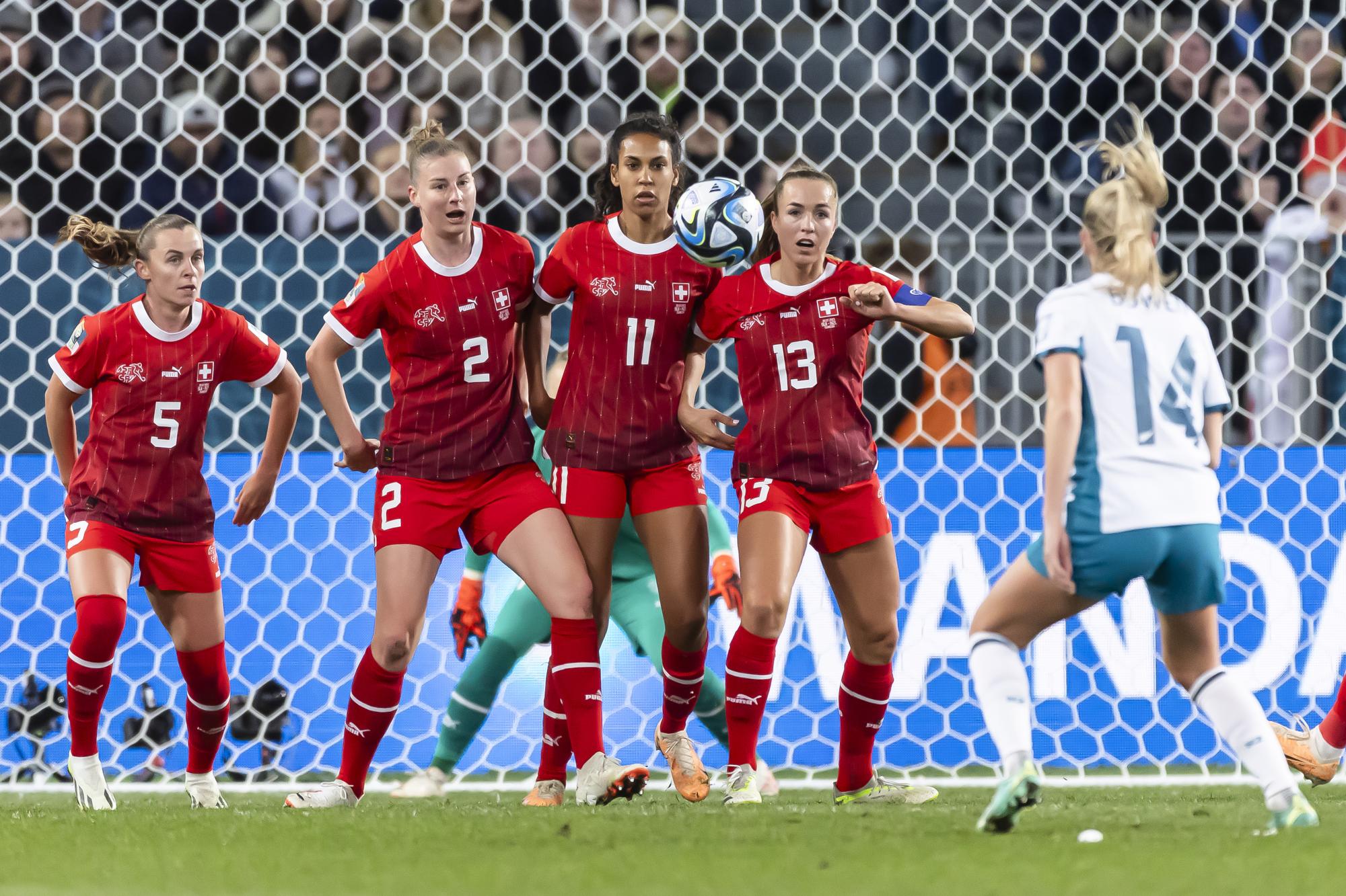 Switzerland's defender Noelle Maritz, Switzerland's defender Julia Stierli, Switzerland's midfielder Coumba Sow and Switzerland's midfielder Lia Waelti, left to right, fight for the ball with New Zealand's defender Katie Bowen, right, during the FIFA Women's World Cup 2023 soccer match between Switzerland and New Zealand at the Dunedin stadium in Dunedin, New Zealand on Sunday July 30, 2023. (KEYSTONE/Michael Buholzer)