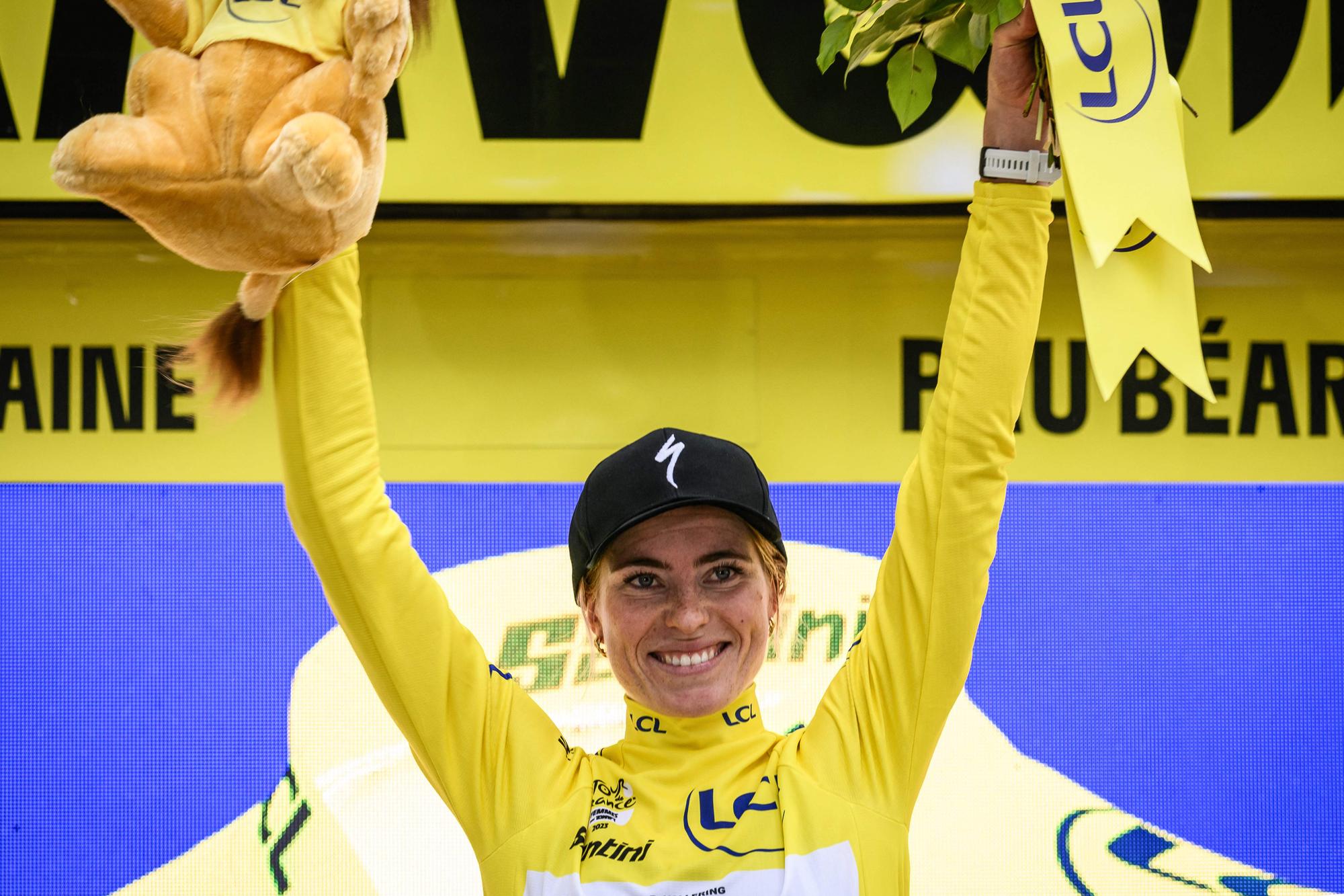 Team SD Worx's Dutch rider Demi Vollering celebrates on the podium wearing the overall leader's yellow jersey at the end of the eighth and final stage (out of 8) of the second edition of the Women's Tour de France cycling race an 22,6 km individual time trial between Pau and Pau, south-western France, on July 30, 2023. (Photo by Jeff PACHOUD / AFP)