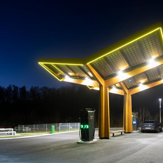 Fastned Schnellladestation mit Solardach auf dem Rastplatz auf der A1 bei Lenzburg, fotografiert in der Nacht am Dienstag, 25. Januar 2022. Die Schnellladestation kennzeichnet sich durch das gelbe Fastned-Dach mit Solarmodulen und bietet eine Schnellladung von 300 kW fuer bis zu vier Fahrzeuge gleichzeitig. Damit werden in 15 Minuten bis zu 300 km Reichweite pro Fahrzeug erreicht. Dies ist bis zu 100-mal schneller als das Aufladen zu Hause. (KEYSTONE/Gaetan Bally)