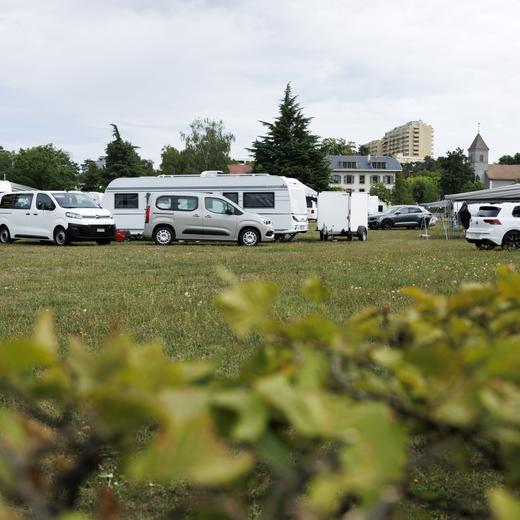 Un campement yeniche installe sans autorisation dans le parc Francois-Auguste Chatrier est photogaphie, ce lundi 31 juillet 2023 a Thonex pres de Geneve. Des Yeniches occupent depuis dimanche, sans autorisation, un terrain communal, a Thonex (GE). Cette action traduit le desarroi des gens du voyage suisses face au manque de lieux amenages leur permettant de vivre leur culture nomade. (KEYSTONE/Salvatore Di Nolfi)