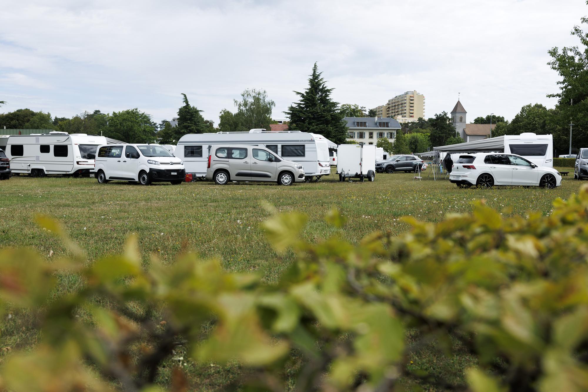 Un campement yeniche installe sans autorisation dans le parc Francois-Auguste Chatrier est photogaphie, ce lundi 31 juillet 2023 a Thonex pres de Geneve. Des Yeniches occupent depuis dimanche, sans autorisation, un terrain communal, a Thonex (GE). Cette action traduit le desarroi des gens du voyage suisses face au manque de lieux amenages leur permettant de vivre leur culture nomade. (KEYSTONE/Salvatore Di Nolfi)