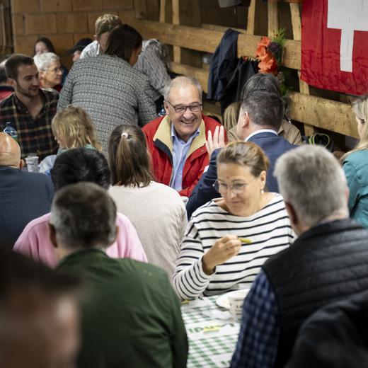 Bundesrat Guy Parmelin lacht bei seinem Besuch des 1. August-Brunch auf der Alp Seeweid, am Dienstag, 1. August 2023 in Schwarzsee. (KEYSTONE/Anthony Anex)